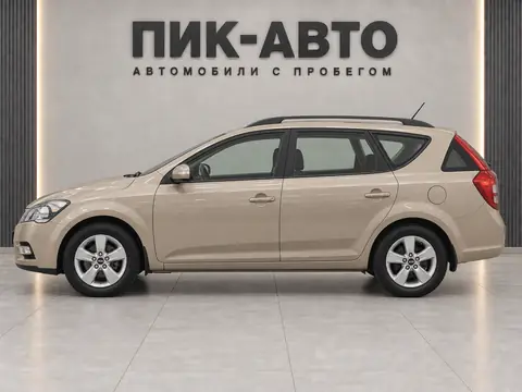 Kia Cee'd 2010, вид сбоку