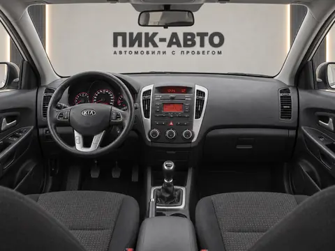 Kia Cee'd 2010, панель приборов