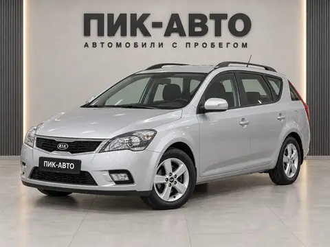 Kia Cee'd 2011, вид спереди
