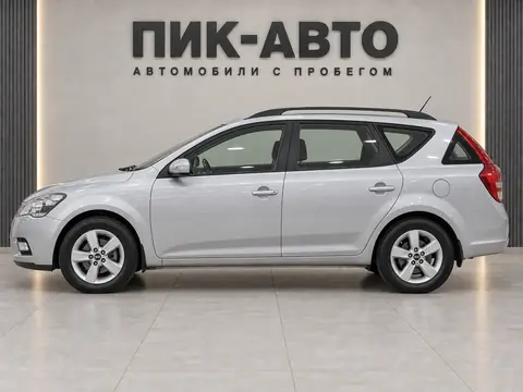 Kia Cee'd 2011, вид сбоку