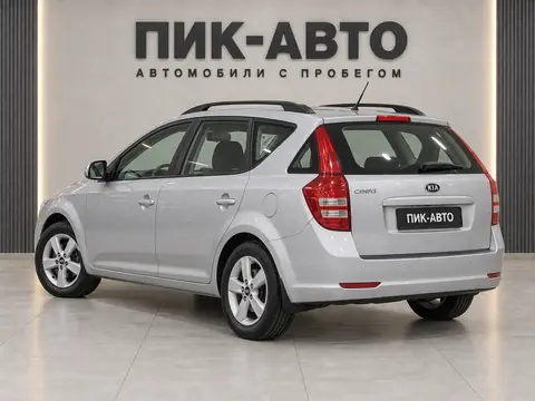 Kia Cee'd 2011, вид сзади