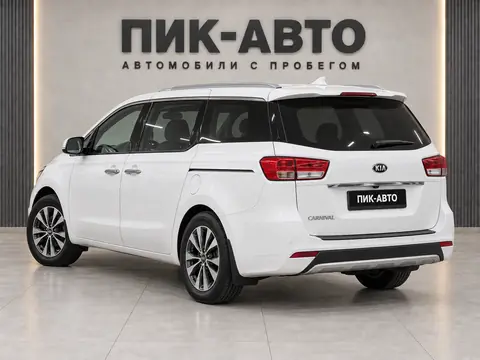 Kia Carnival 2018, вид сзади
