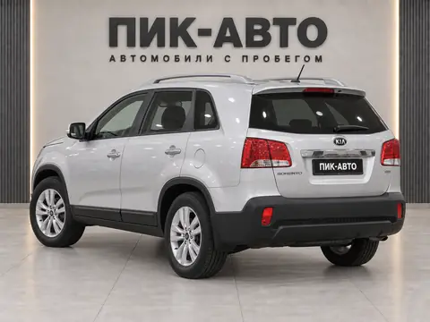 Kia Sorento 2012, вид сзади