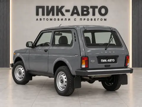 Lada Niva 2020, вид сзади