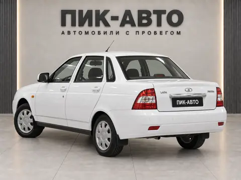 Lada Priora 2012, вид сзади