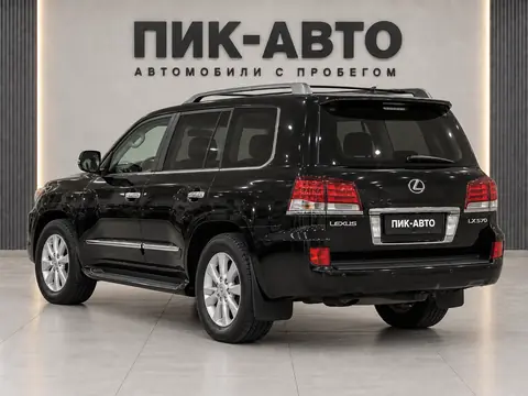 Lexus LX 570 2010, вид сзади