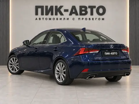 Lexus IS 300 2018, вид сзади