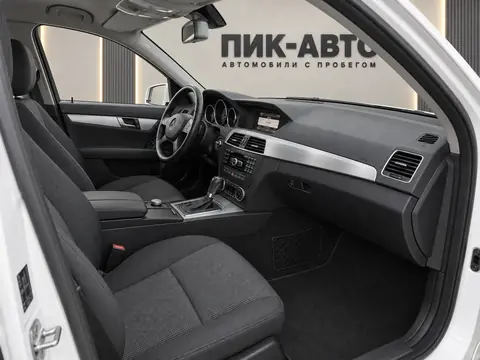 Mercedes-Benz C 180 2011, салон