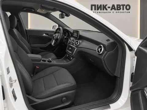 Mercedes-Benz CLA 200 2014, салон