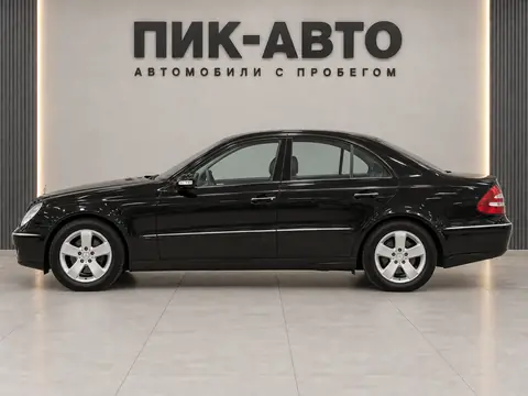 Mercedes-Benz E 200 2004, вид сбоку