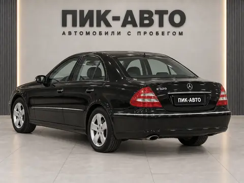 Mercedes-Benz E 200 2004, вид сзади