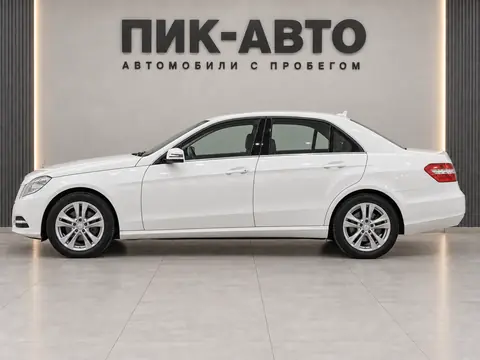 Mercedes-Benz E 200 2011, вид сбоку