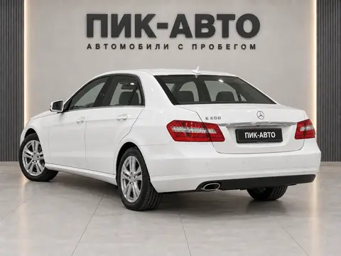 Mercedes-Benz E 200 2011, вид сзади