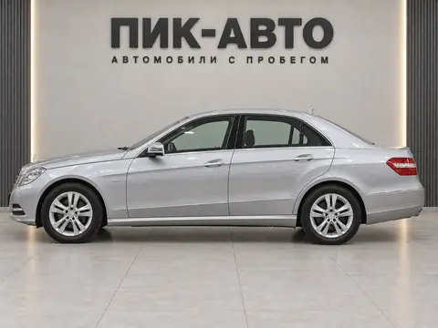 Mercedes-Benz E 200 2012, вид сбоку