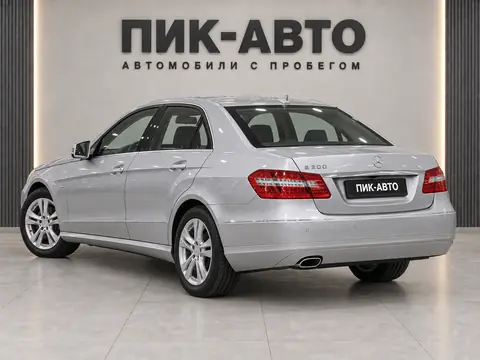 Mercedes-Benz E 200 2012, вид сзади
