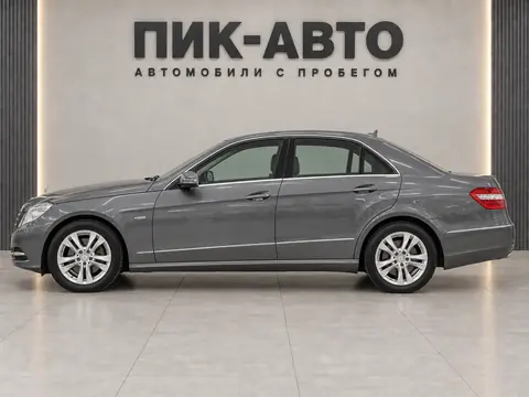 Mercedes-Benz E 200 2012, вид сбоку