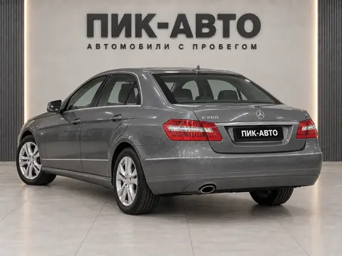 Mercedes-Benz E 200 2012, вид сзади