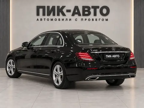 Mercedes-Benz E 200 2016, вид сзади