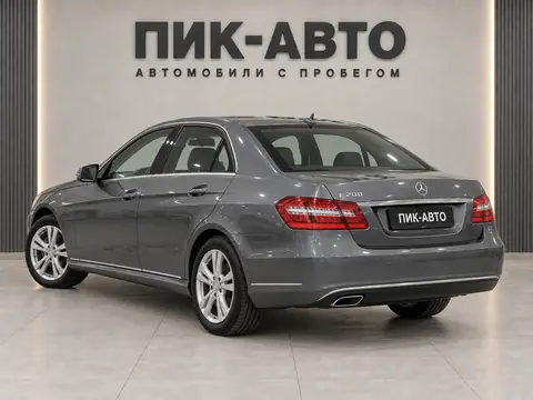 Mercedes-Benz E 200 2013, вид сзади