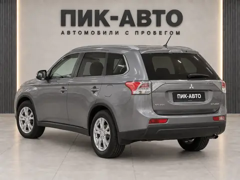 Mitsubishi Outlander 2014, вид сзади
