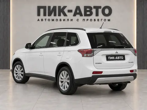Mitsubishi Outlander 2014, вид сзади