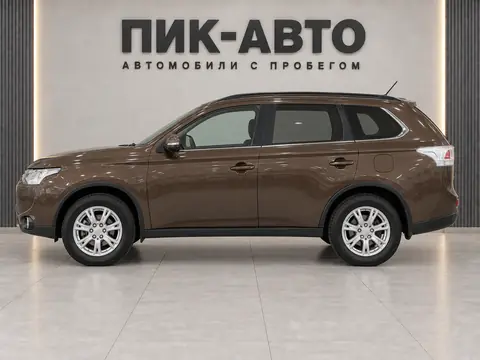 Mitsubishi Outlander 2012, вид сбоку