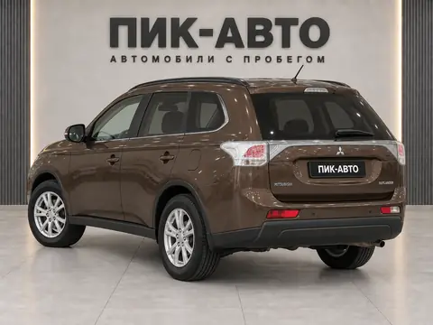 Mitsubishi Outlander 2012, вид сзади