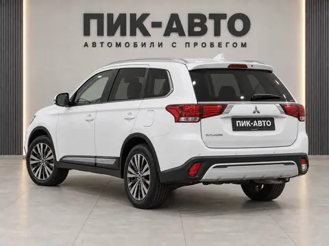 Mitsubishi Outlander 2020, вид сзади