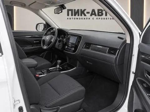 Mitsubishi Outlander 2020, салон