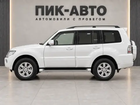 Mitsubishi Pajero LWB 2011, вид сбоку