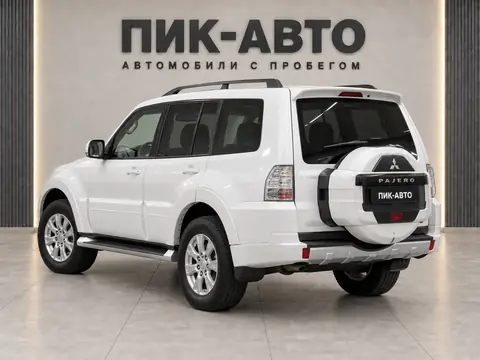 Mitsubishi Pajero LWB 2011, вид сзади