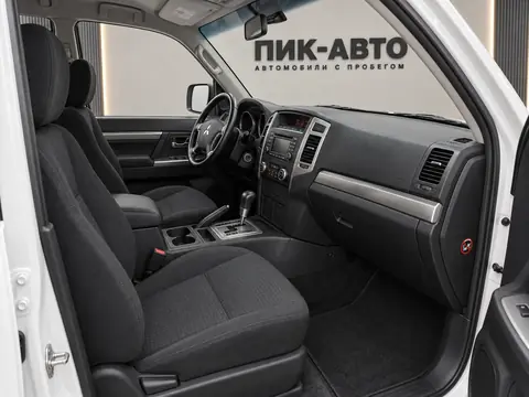 Mitsubishi Pajero LWB 2011, салон