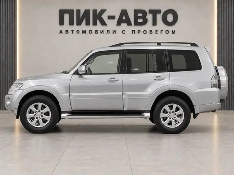 Mitsubishi Pajero LWB 2011, вид сбоку