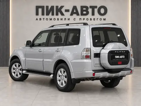 Mitsubishi Pajero LWB 2011, вид сзади