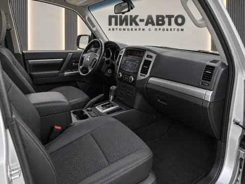 Mitsubishi Pajero LWB 2011, салон