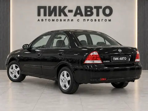 Nissan Almera 2006, вид сзади
