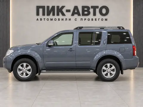 Nissan Pathfinder 2011, вид сбоку