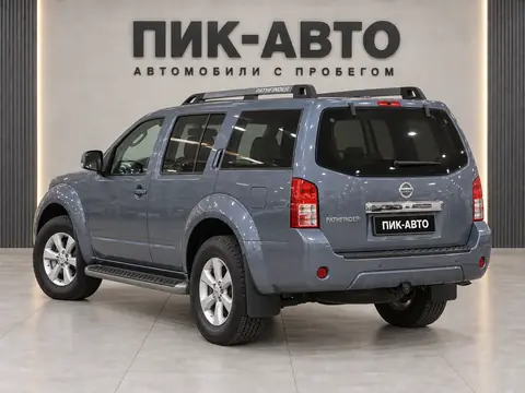Nissan Pathfinder 2011, вид сзади