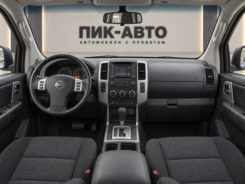 Nissan Pathfinder 2011, панель приборов