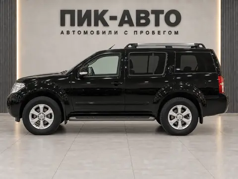 Nissan Pathfinder 2013, вид сбоку