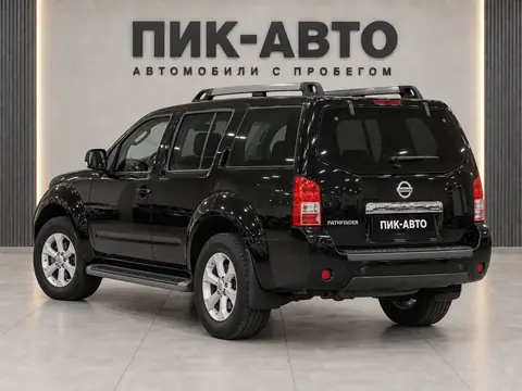 Nissan Pathfinder 2013, вид сзади
