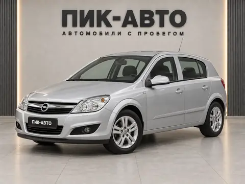 Opel Astra 2012, вид спереди