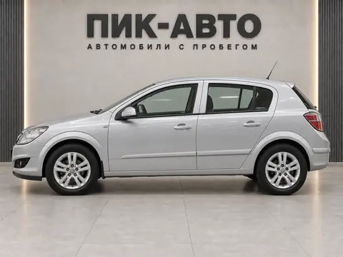 Opel Astra 2012, вид сбоку