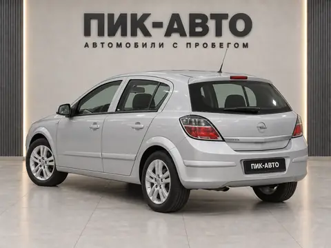 Opel Astra 2012, вид сзади