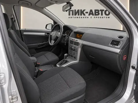 Opel Astra 2012, салон