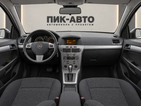 Opel Astra 2012, панель приборов