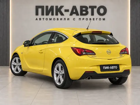 Opel Astra GTC 2012, вид сзади