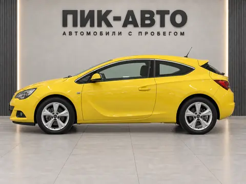 Opel Astra GTC 2013, вид сбоку