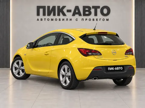 Opel Astra GTC 2013, вид сзади