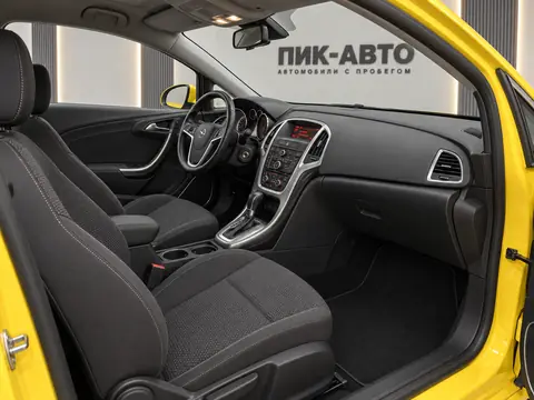 Opel Astra GTC 2013, салон